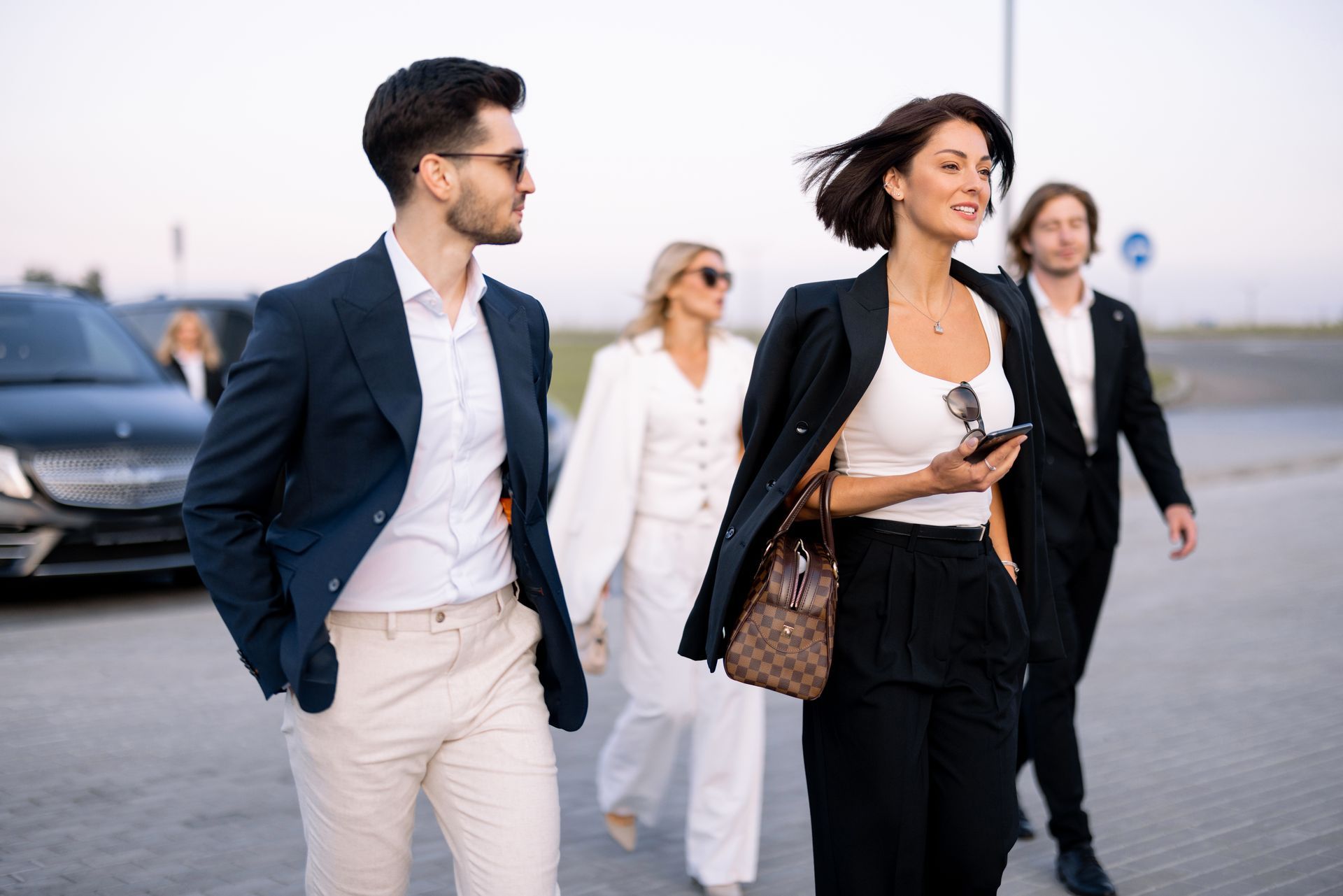 4 personnes qui marchent