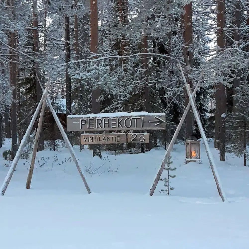 Lumisen metsän sisäänkäynnin kyltti, jossa lukee 