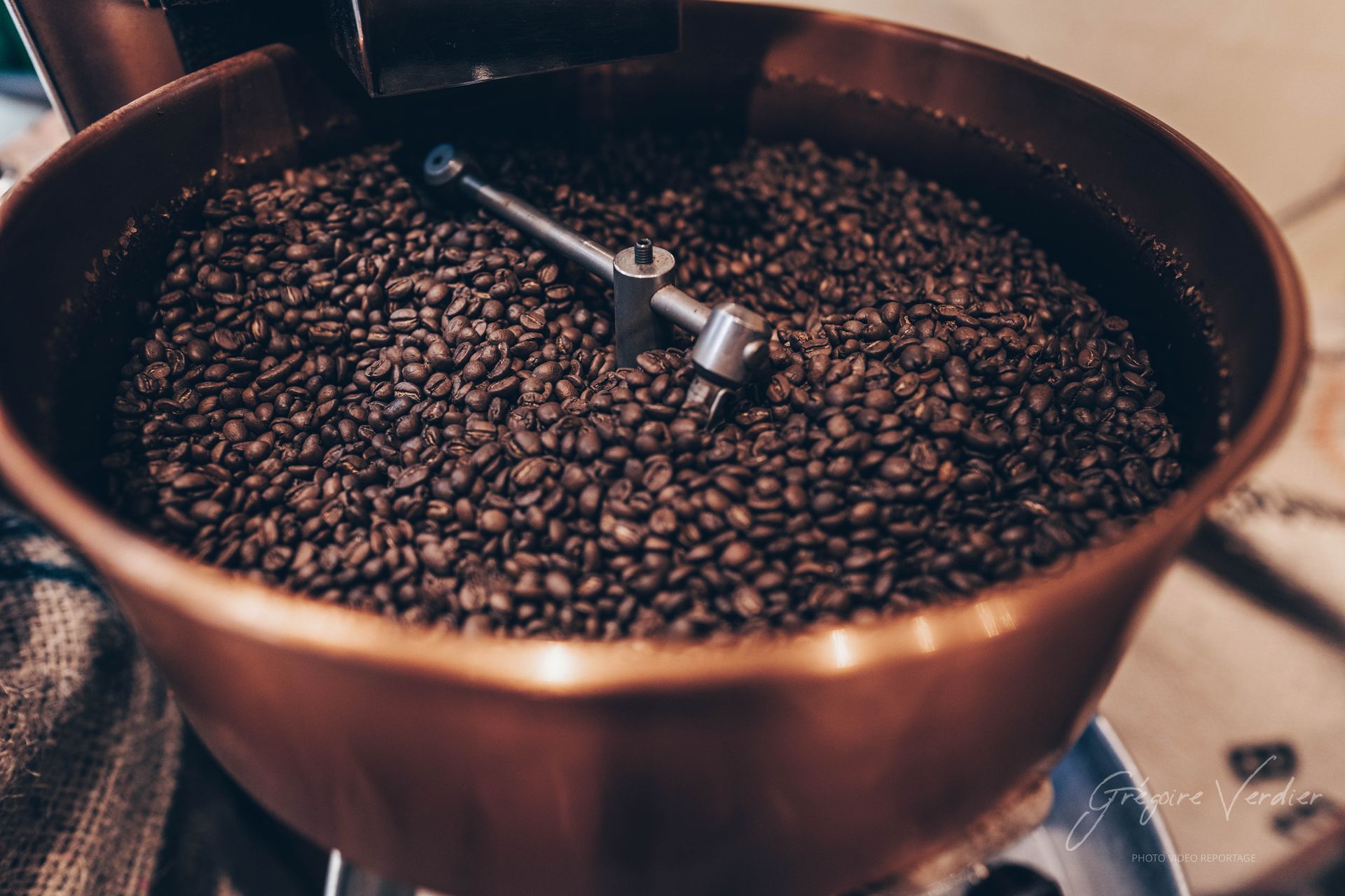 Une cuve cuivrée remplie de grains de café