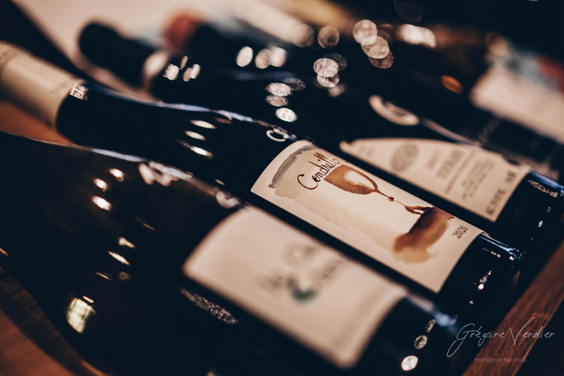 Des bouteilles de vin alignées en gros plan