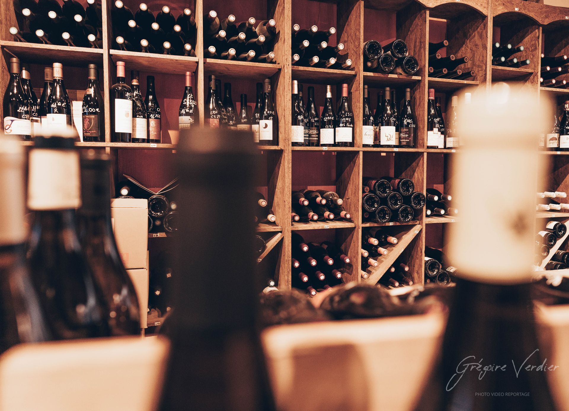 Une cave à vins remplie de bouteilles