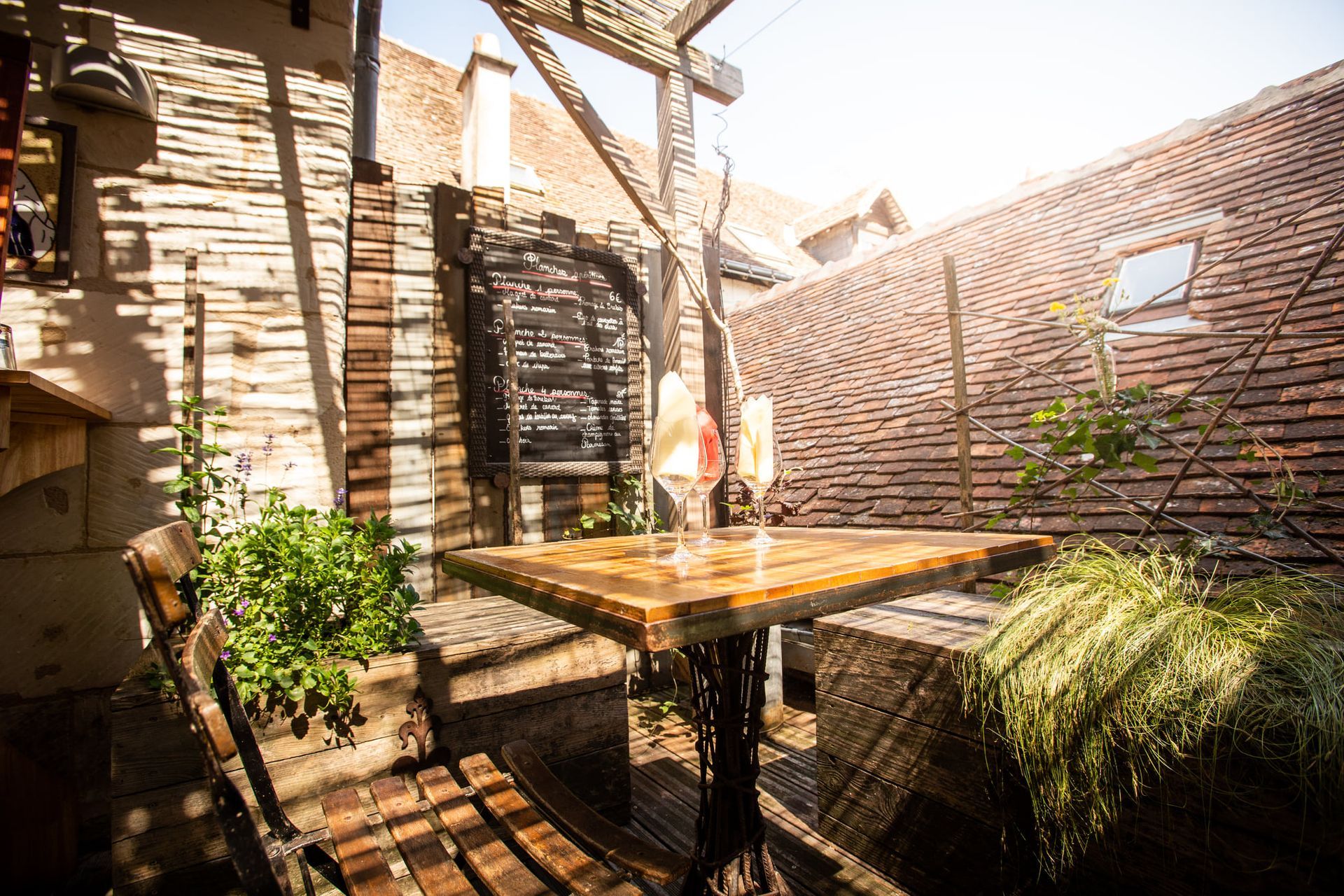 Une table de terrasse ensoleillée