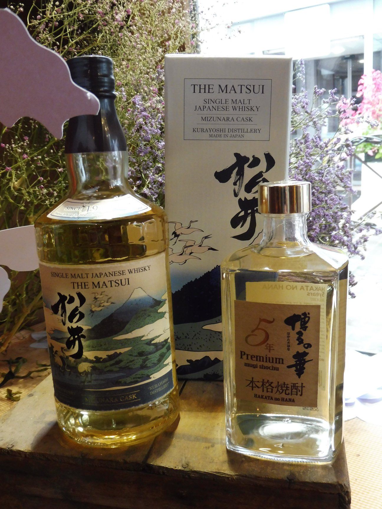 Deux bouteilles de whisky japonais devant leur carton d'emballage