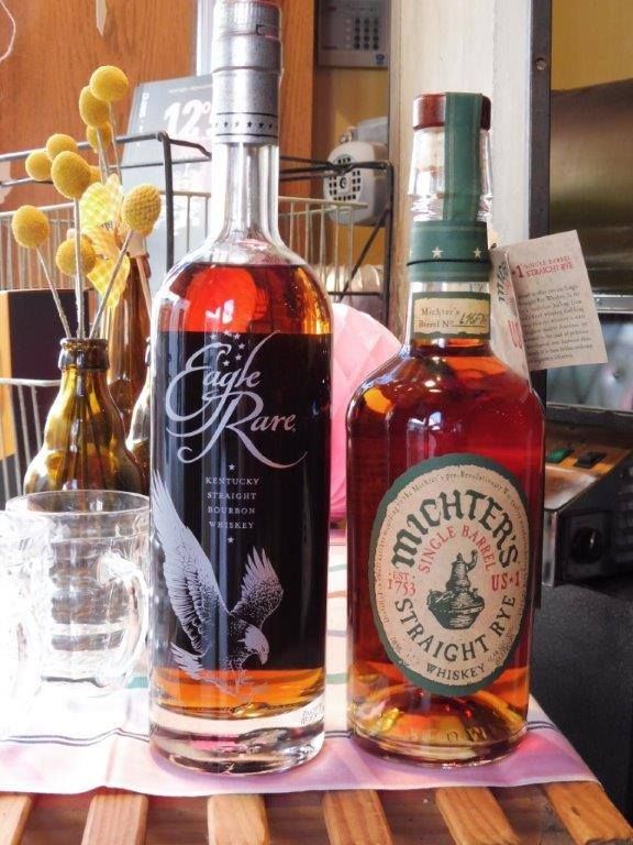 Deux bouteilles de whiskey sur une table