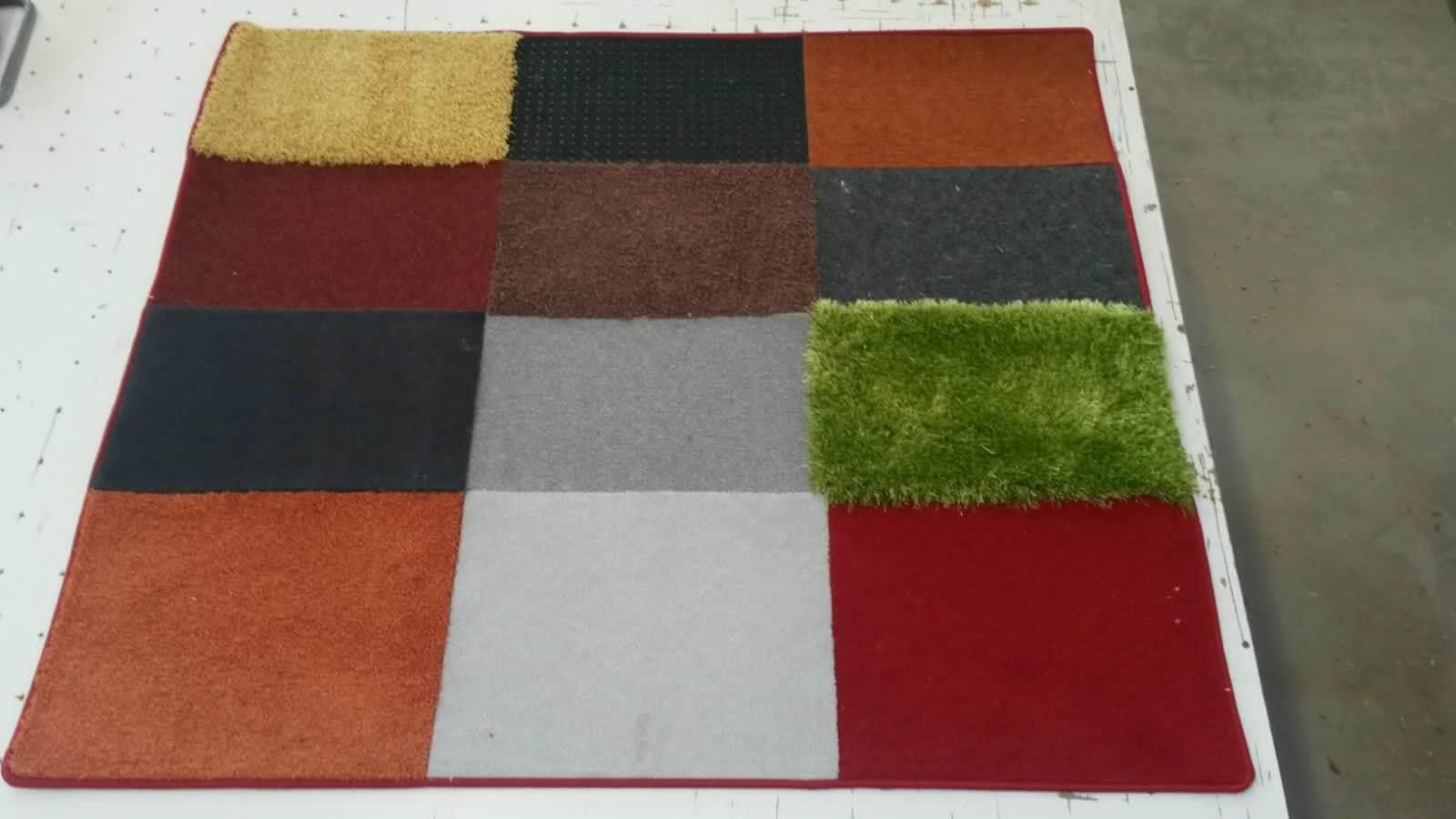 Ein Teppich mit vielen verschiedenfarbigen Quadraten darauf