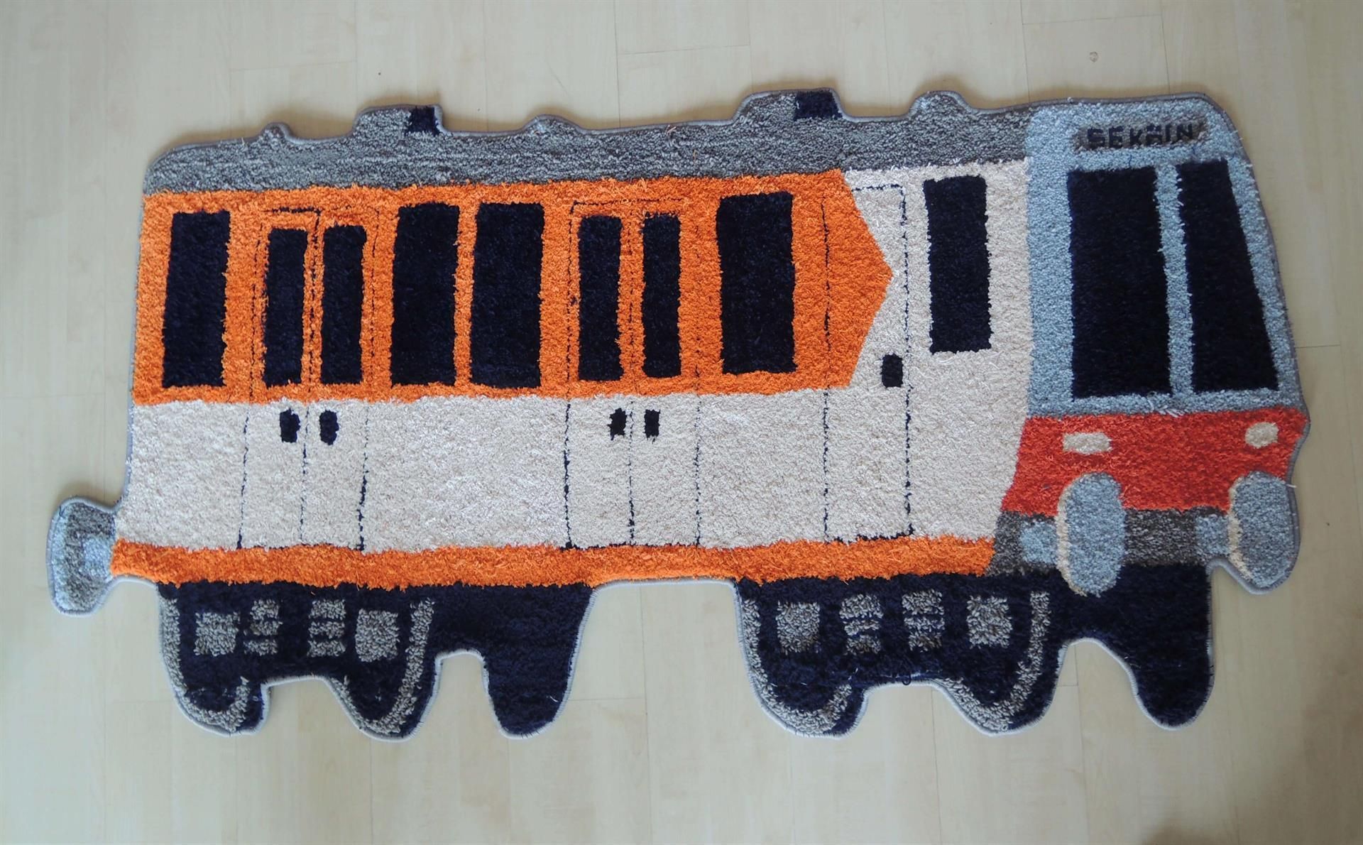 Ein Teppich in Form eines Zuges mit orangen und schwarzen Streifen