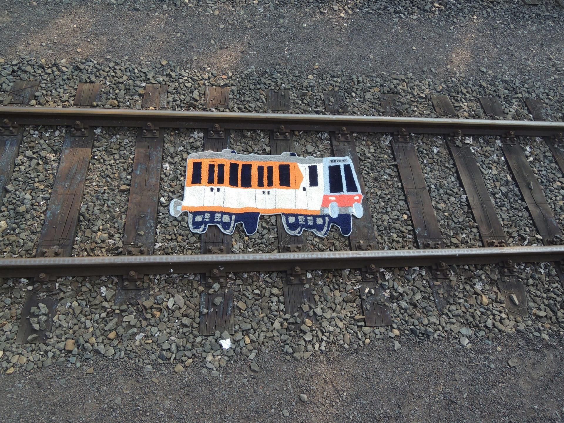 Ein Zug ist auf den Rand eines Gleises gemalt