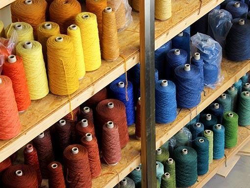 Regale voller Garnrollen in verschiedenen Farben