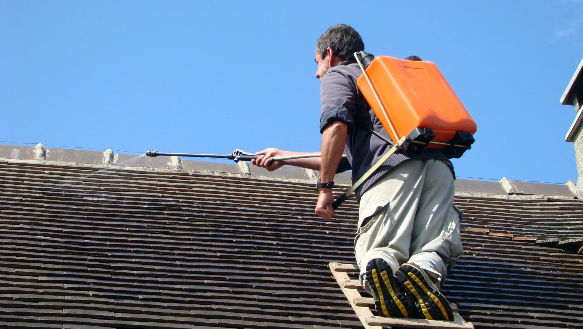 Pulvérisation de traitement hydrofuge sur un toit
