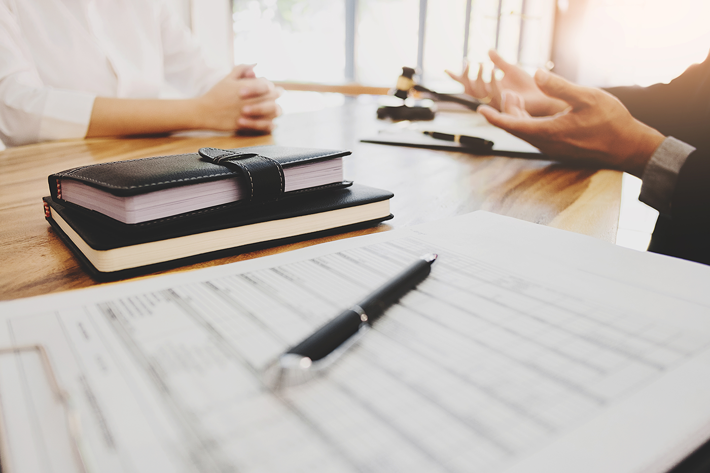 Personnes discutant à un bureau avec des documents