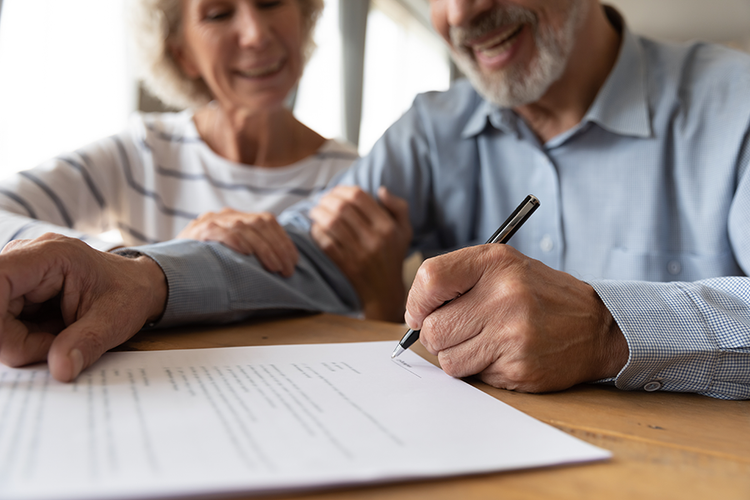 Personnes âgées signant des documents