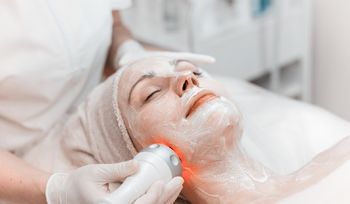 Gesichtsmaske bei einer Frau