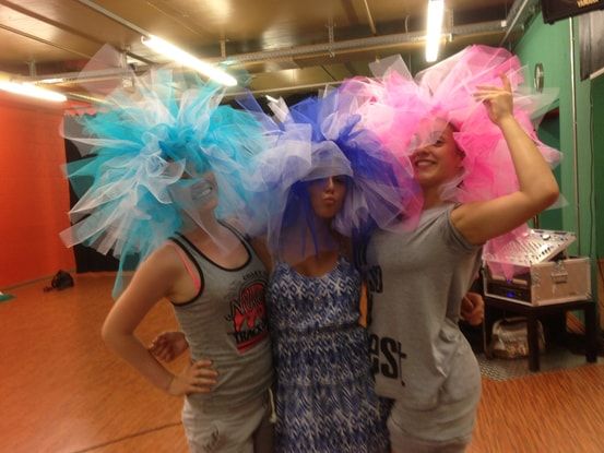 Drei Frauen verkleiden sich, Foto von der DanceTown GmbH