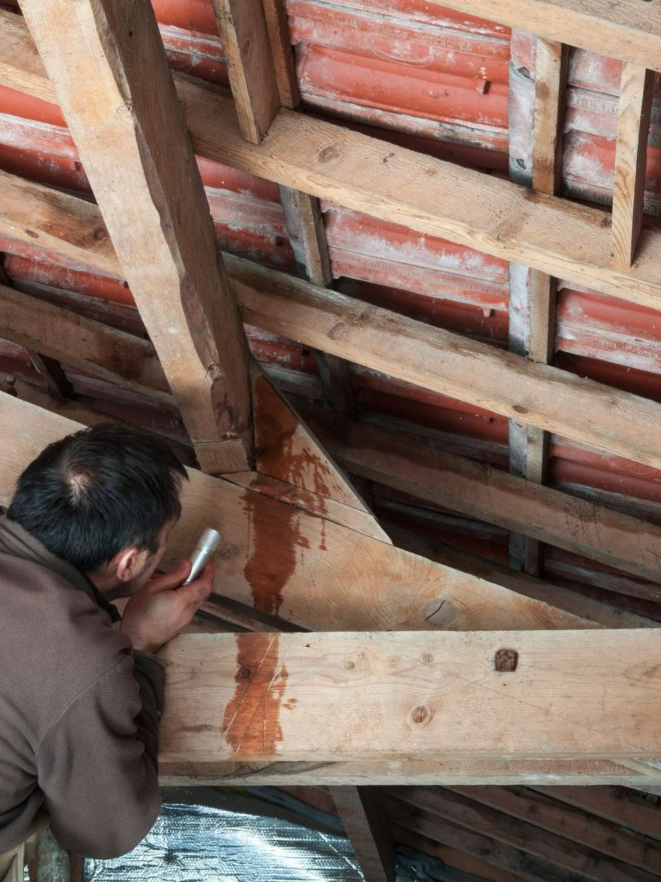 Couvreur qui effectue une recherche de fuite