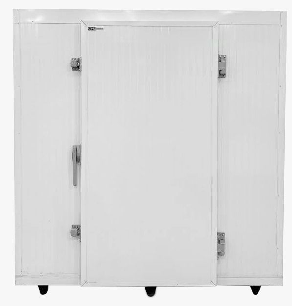 Puerta blanca de cámara frigorífica o congelador industrial con tirador central y bisagras metálicas sobre un fondo liso.