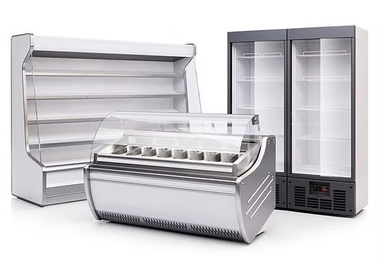 Tres vitrinas refrigeradas comerciales, que incluyen una estantería abierta