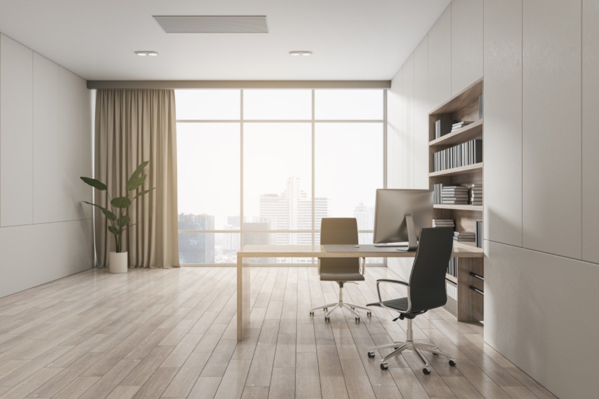 Modernes Büro mit großen Fenstern, Schreibtisch, Stühlen, Bücherregalen und Holzböden.