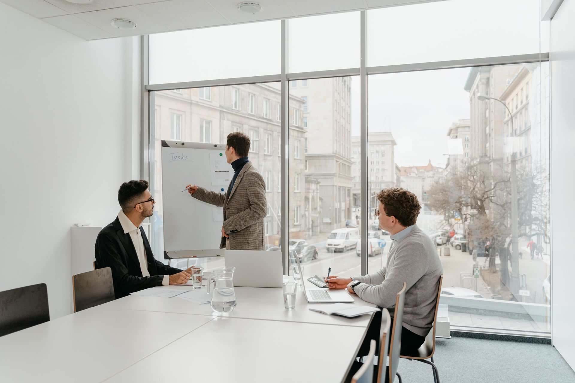 Sedlmeyer Gmbh - modernes Büro mit ergonomischen Stühlen und großer Fensterfront in einem Bürokomplex in einer Innenstadt
