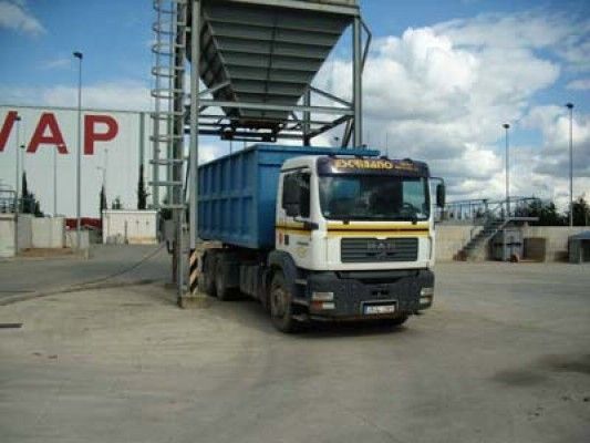 Un camión de bomberos está estacionado frente a un cartel que dice vap
