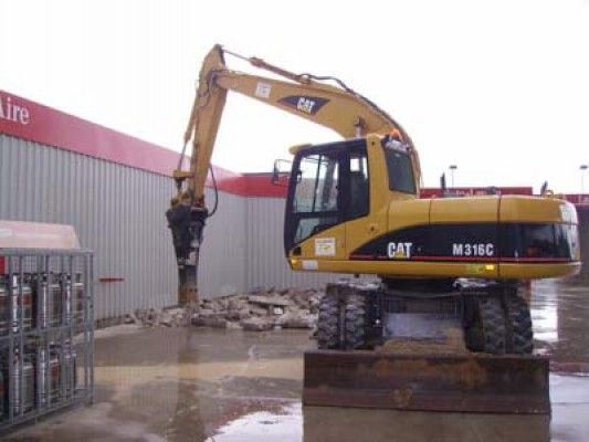 Se está utilizando una excavadora para demoler un edificio