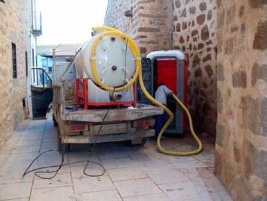 Una manguera está conectada a la parte trasera de un camión