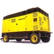 Un compresor de aire amarillo en un remolque sobre un fondo blanco.