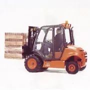 Una carretilla elevadora transporta una pila de palets de madera.