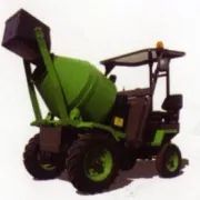 Una hormigonera verde está colocada encima de una superficie blanca.