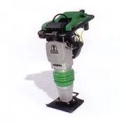 Una máquina verde y plateada está colocada encima de una superficie blanca.