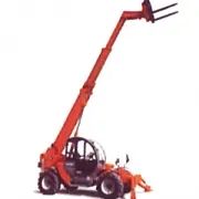 Una carretilla elevadora telescópica roja con una carretilla elevadora acoplada a ella sobre un fondo blanco.