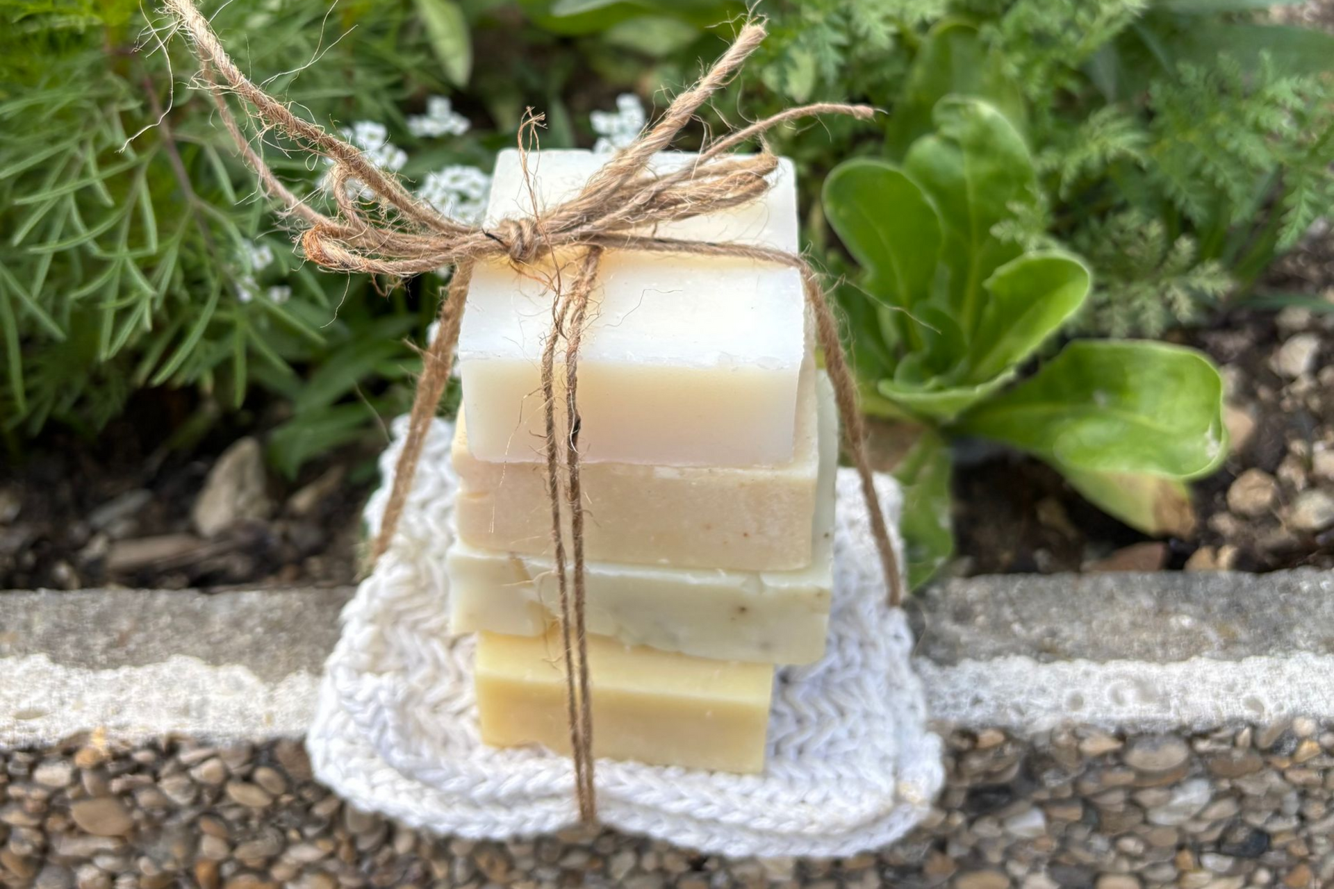 Deux barres de savon artisanal empilées sur une surface grise. 