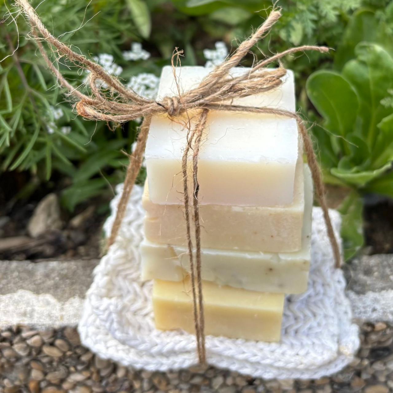 Deux barres de savon artisanal empilées sur une surface grise. 