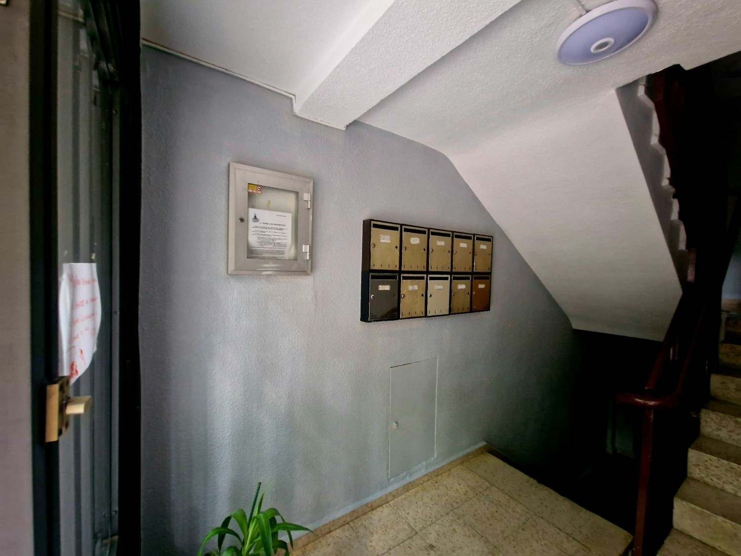 Escalera de un edificio de apartamentos con paredes grises