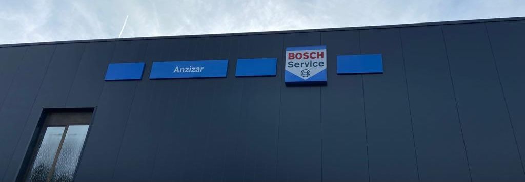 Un cartel de Bosch está en el costado de un edificio.