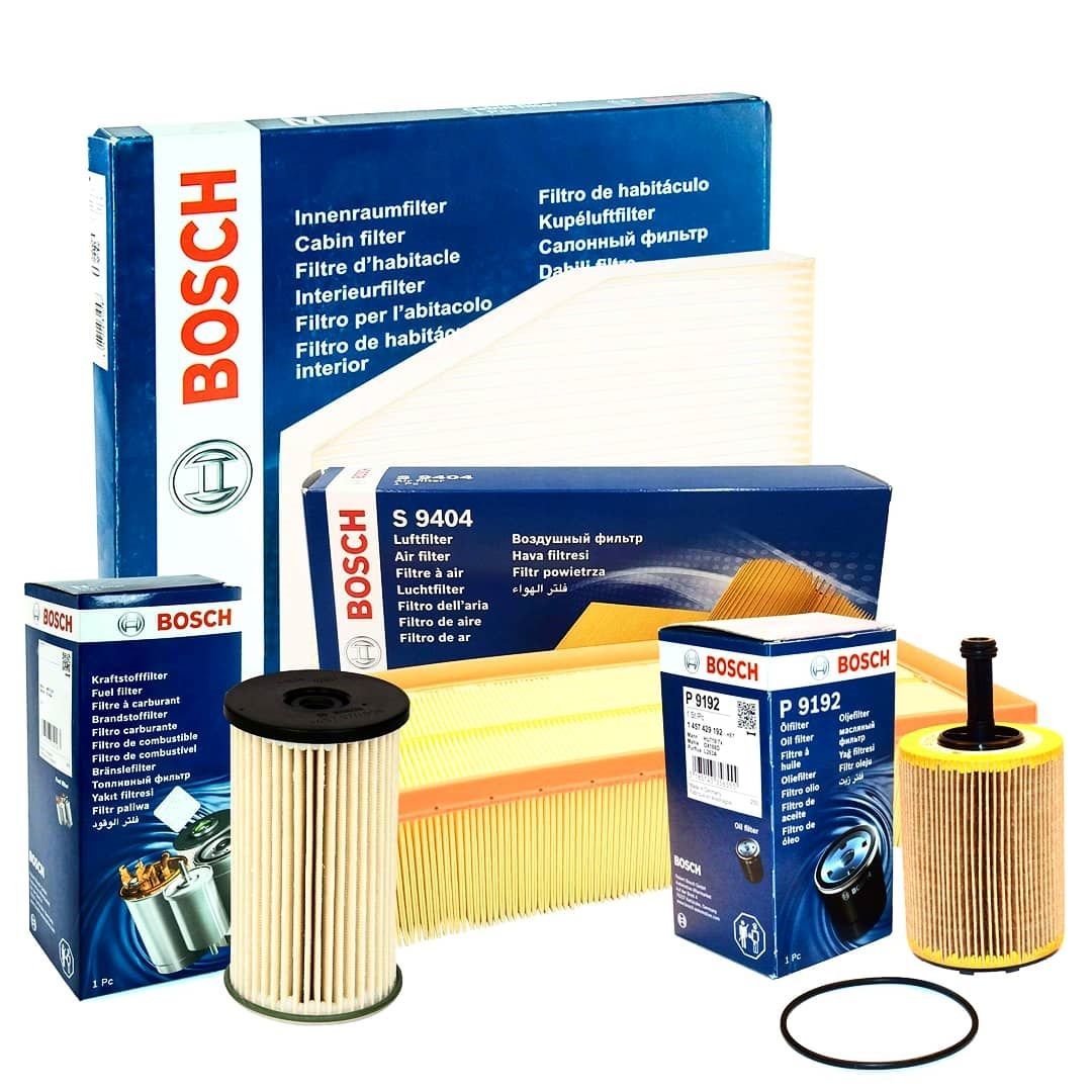 Un grupo de filtros de aire Bosch están colocados uno encima del otro sobre una superficie blanca.