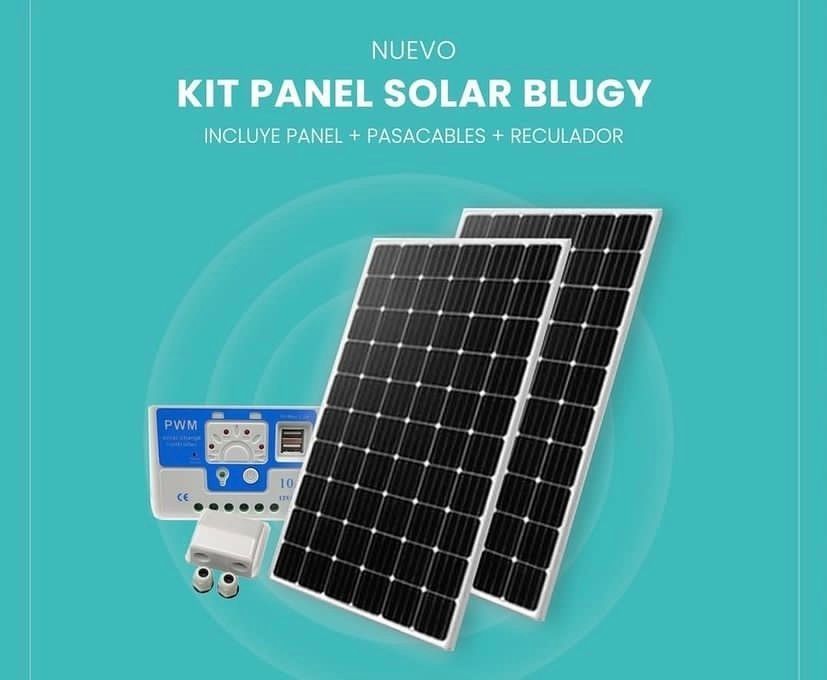 Dos paneles solares están ubicados uno al lado del otro sobre un fondo azul.