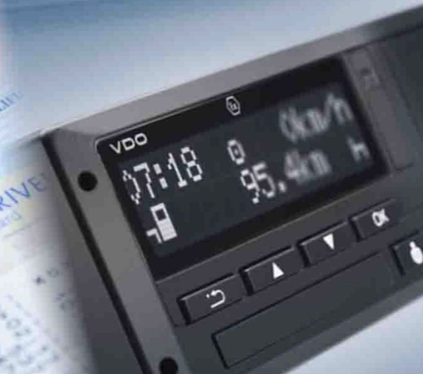 Un dispositivo VDO muestra la hora 7:18