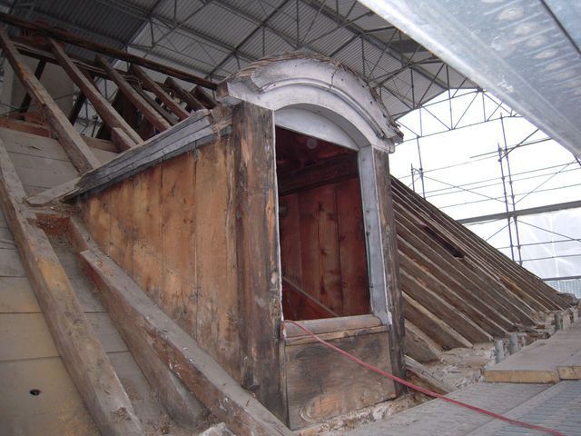 Photo avant rénovation du toit d'un bâtiment 