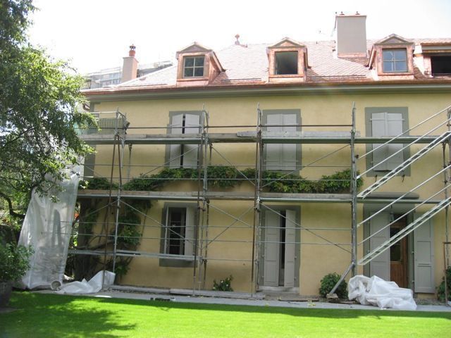 Vue extérieure d'un bâtiment en cours de rénovation-transformation 