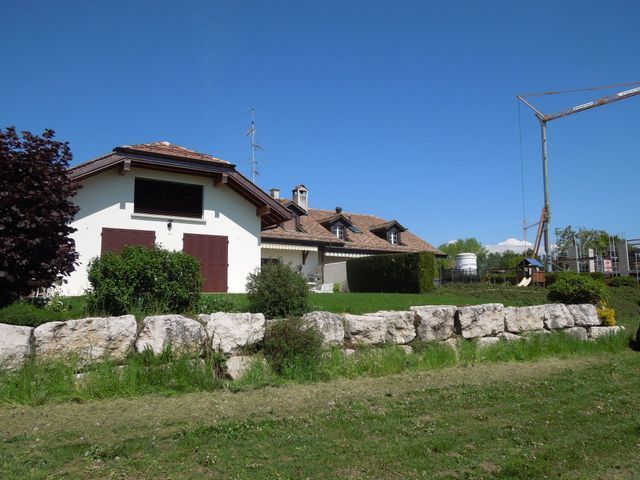 Vue extérieure d'une maison après rénovation-transformation 