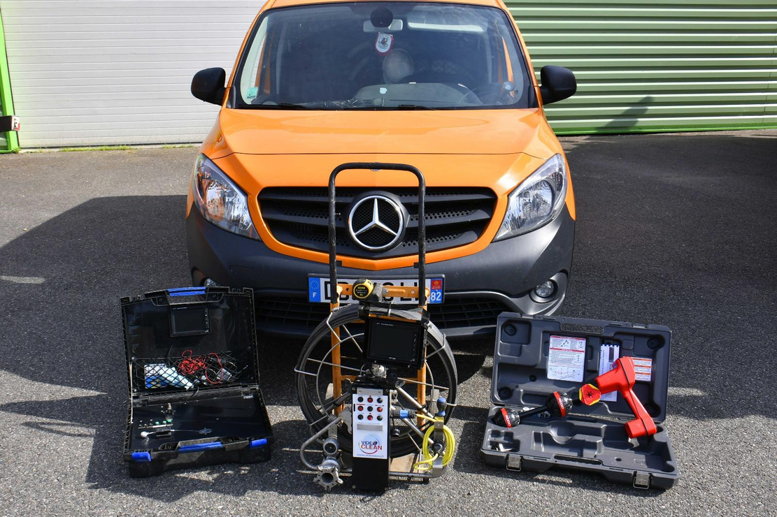 Un véhicule utilitaire orange.