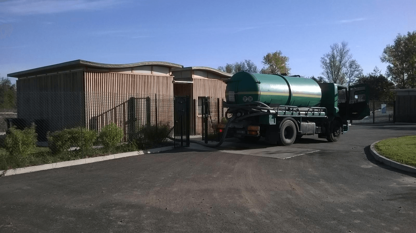 Un camion-citerne devant un bâtiment.