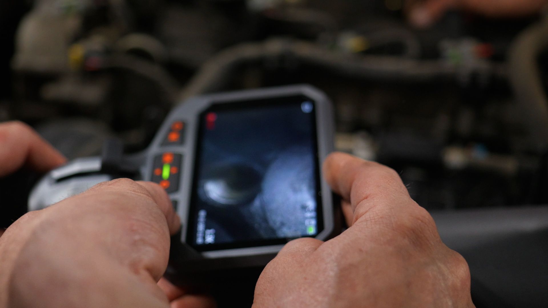 Une personne regardant l'intérieur d'une canalisation à l'aide d'une caméra.