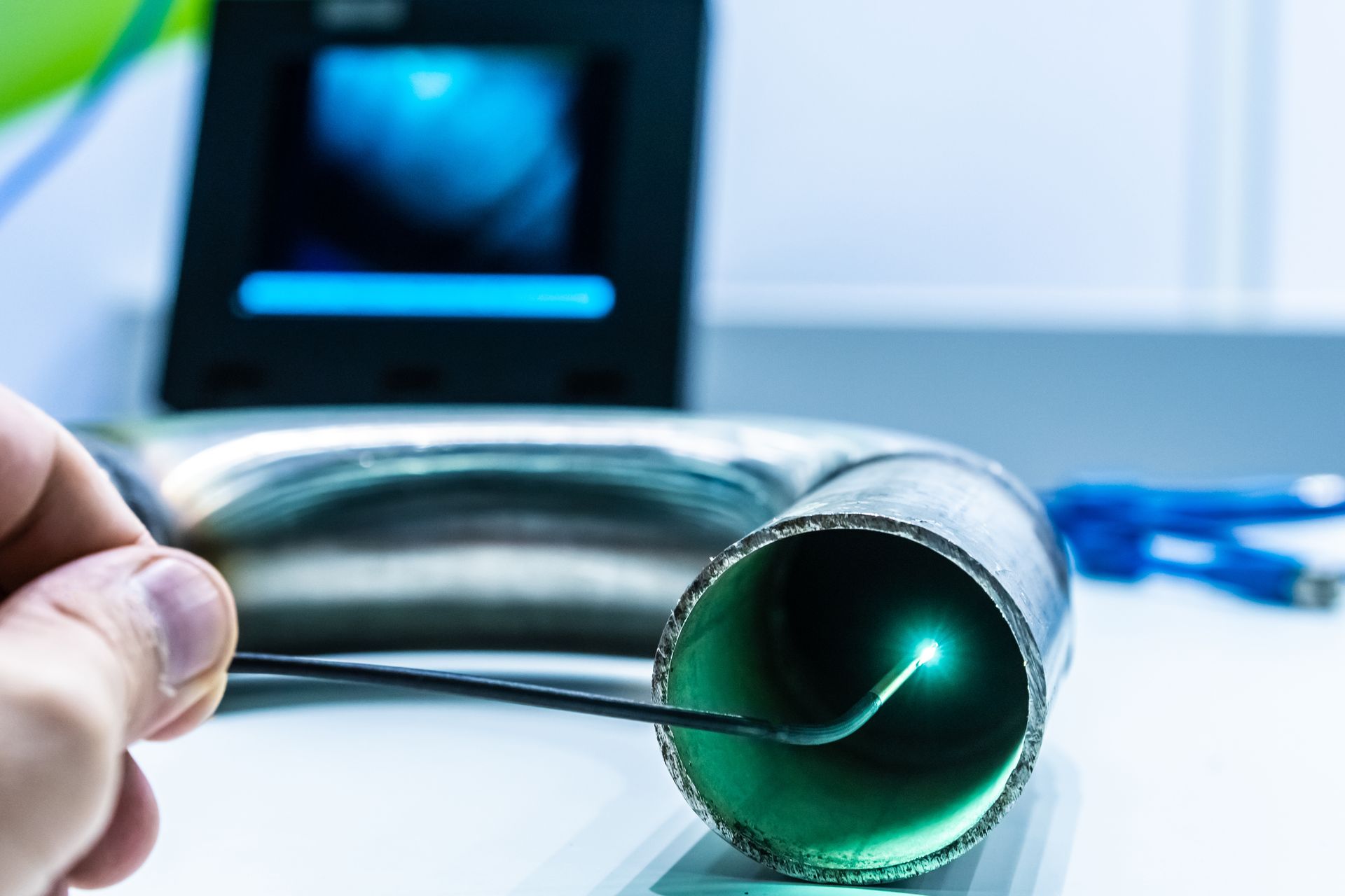 Une personne inspectant une canalisation.