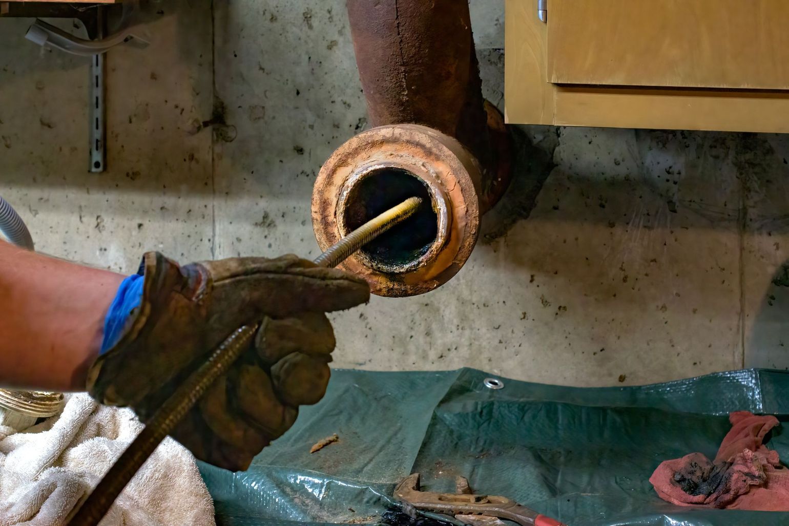 Une personne inspectant un tuyau avec une caméra.