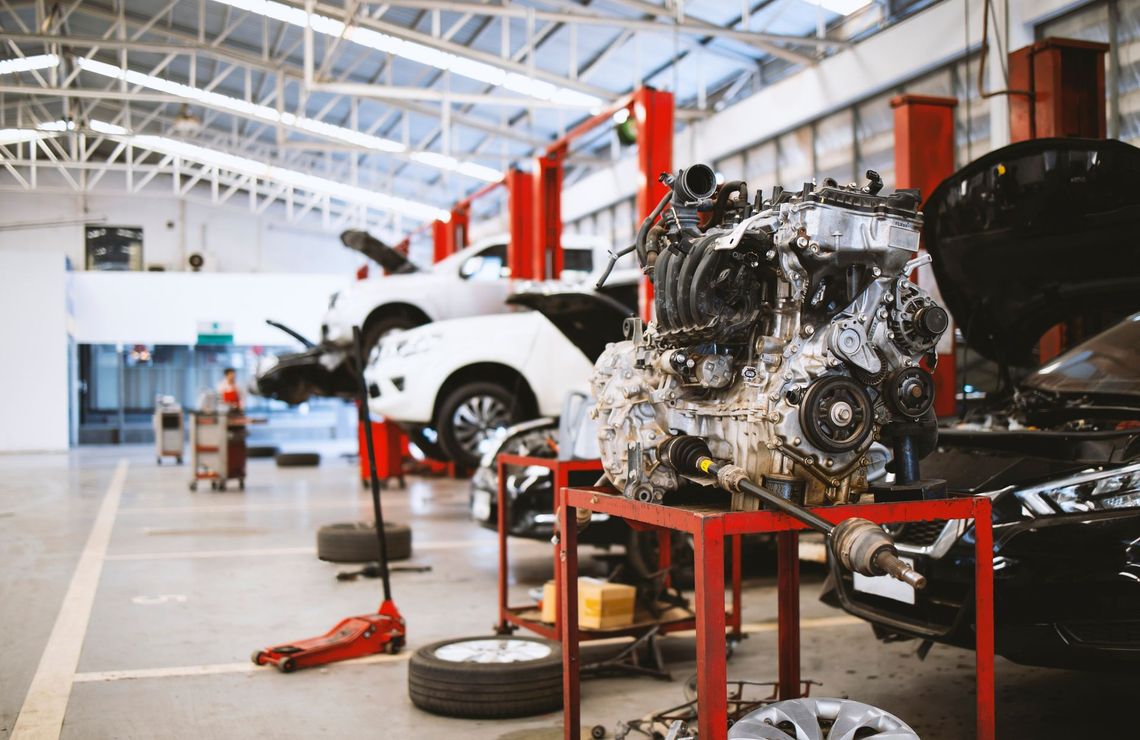 En un taller se está trabajando en el motor de un coche.