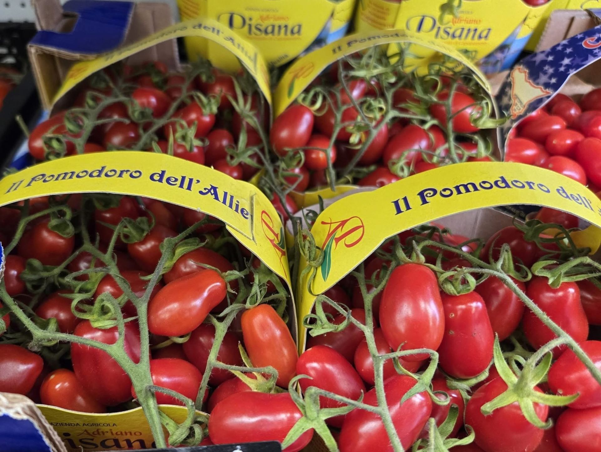 Una donna sta facendo rotolare un tappetino da yoga sul pavimento.