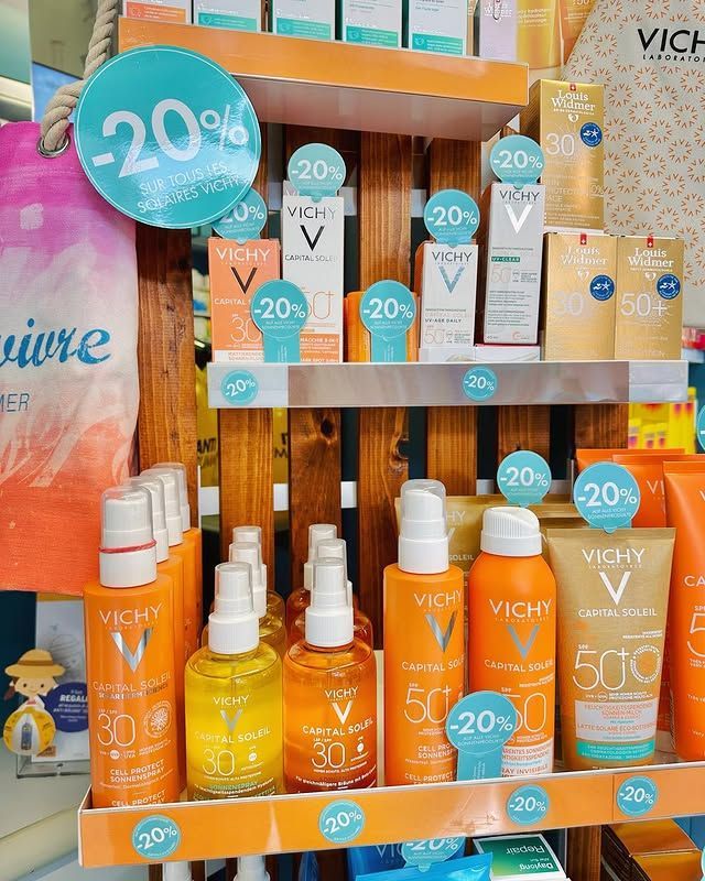 Un'esposizione di prodotti Vichy in una farmacia