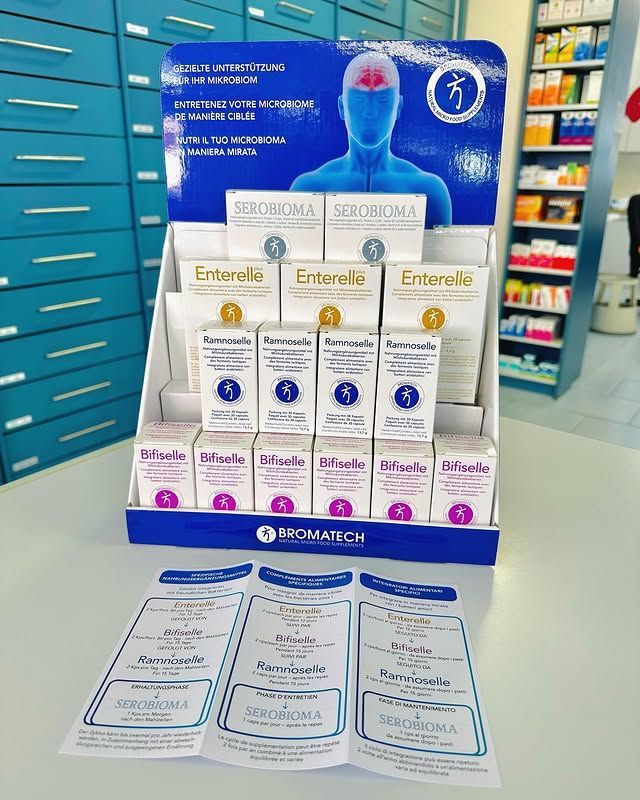 Un espositore di pillole in una farmacia con la foto di un uomo sopra.