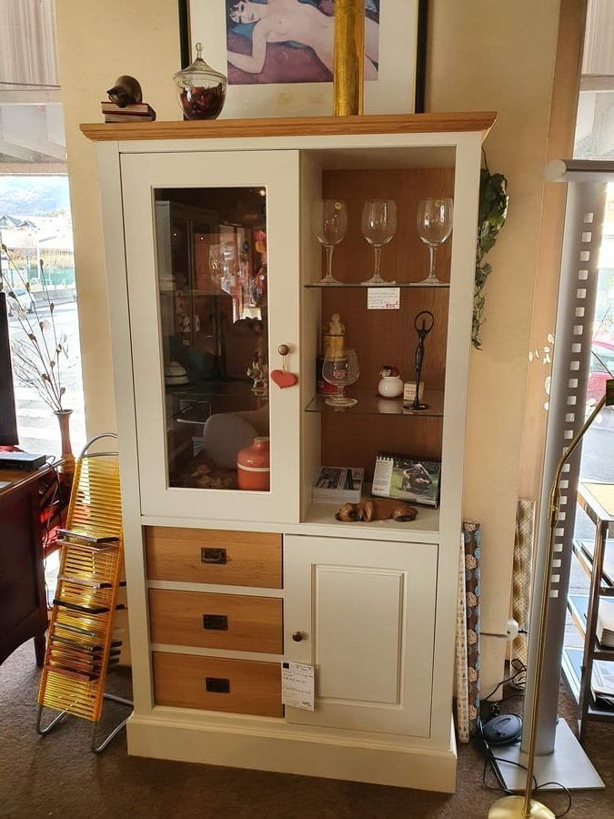 Un meuble avec plusieurs objets à l'intérieur.